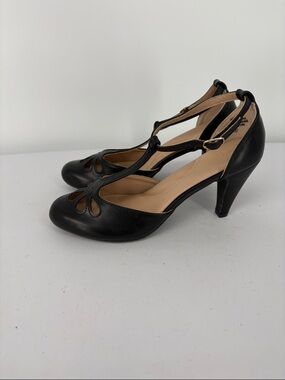 ✂️ Chase + Chloe Black T-Strap Cutout Pumps